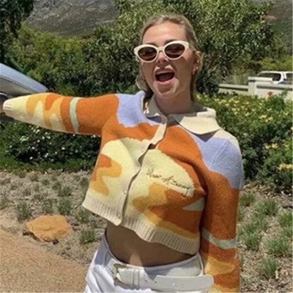 Cardigan en tricot à la mode pour femmes avec un mélange de motifs contrastés Chic und Stil