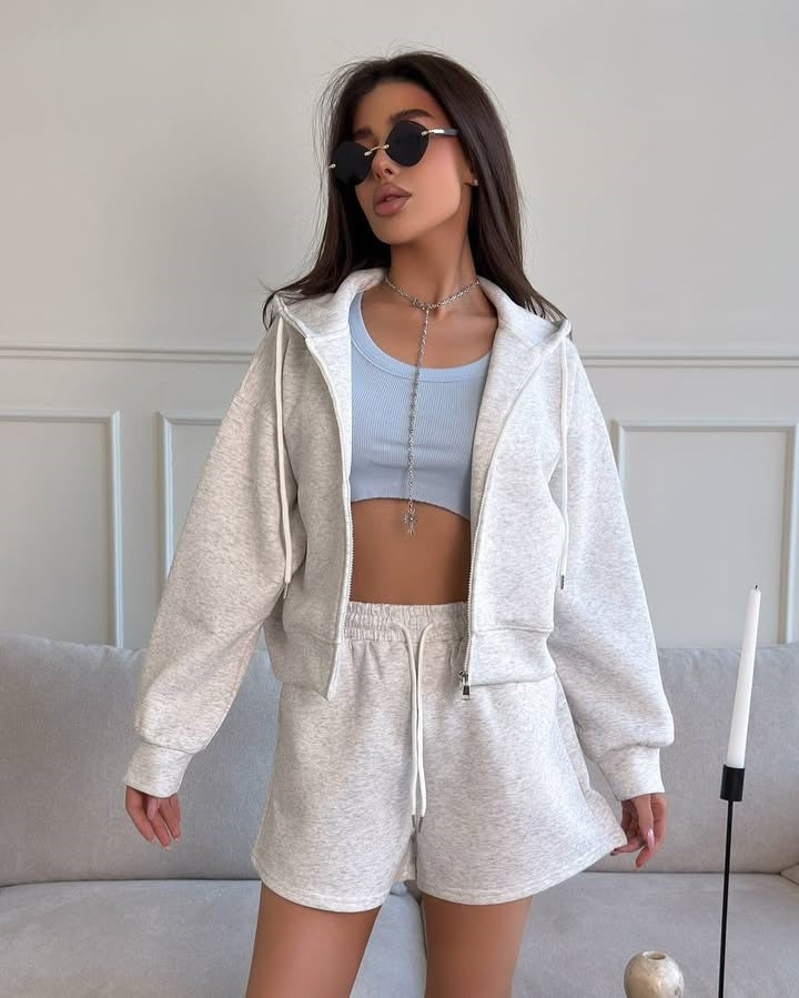 Ensemble de hoodie décontracté et de shorts pour femmes avec coupe ample et matériau respirant Chic und Stil