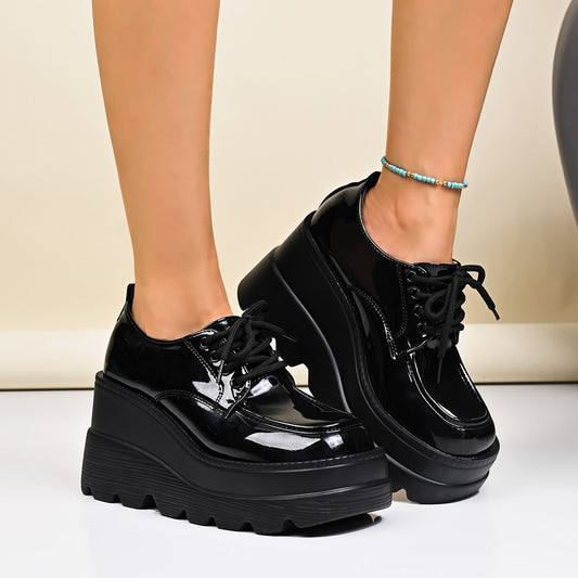 Chaussures à lacets à plateau pour dames avec dessus brillant et semelle antidérapante Chic und Stil