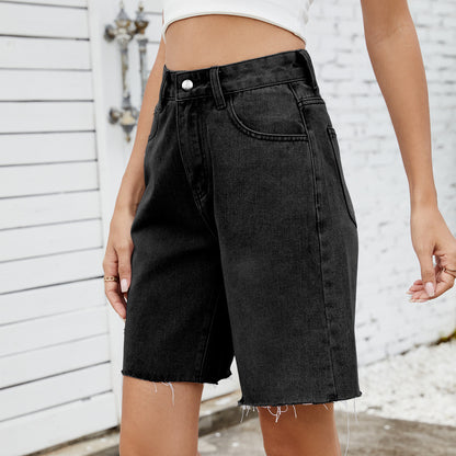 Women's denim shorts with a modern cut and fringed edge Chic und Stil