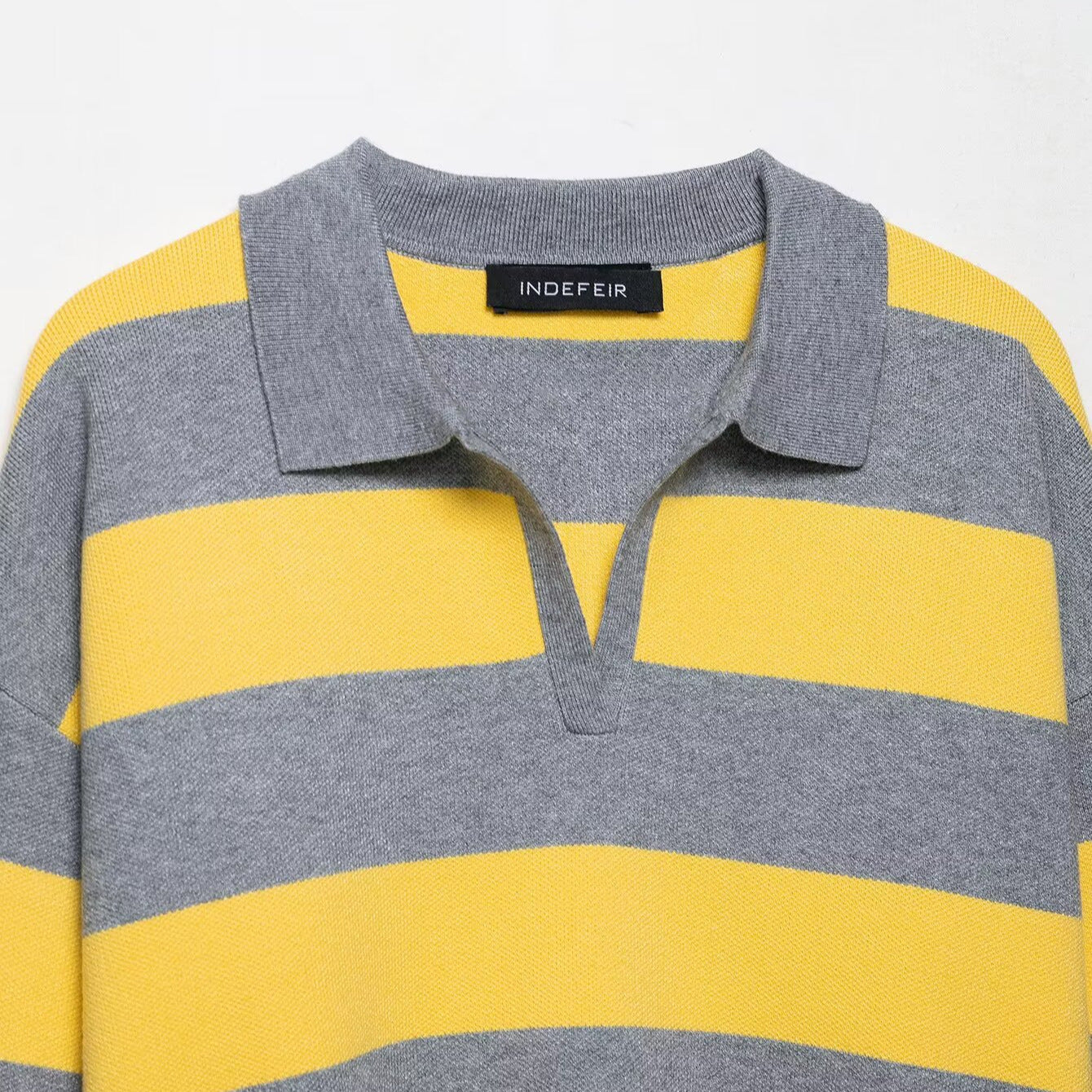 Pull-over polo à motifs larges pour femmes avec des manches courtes Chic und Stil