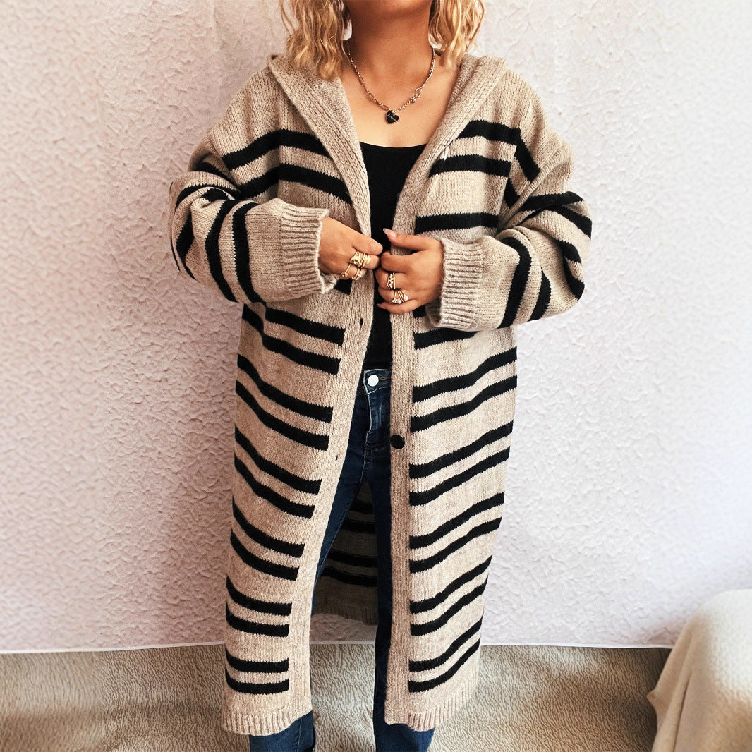 Cardigan en tricot confortable pour femmes avec un motif rayé à la mode et capuche Chic und Stil