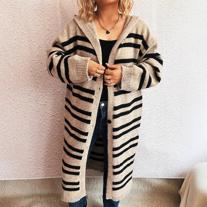 Cardigan en tricot confortable pour femmes avec un motif rayé à la mode et capuche Chic und Stil