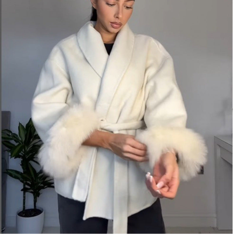 Dames Fuzzi-Robenjacke mit élégant Belt et luxurieux Manches en peluche Chic und Stil