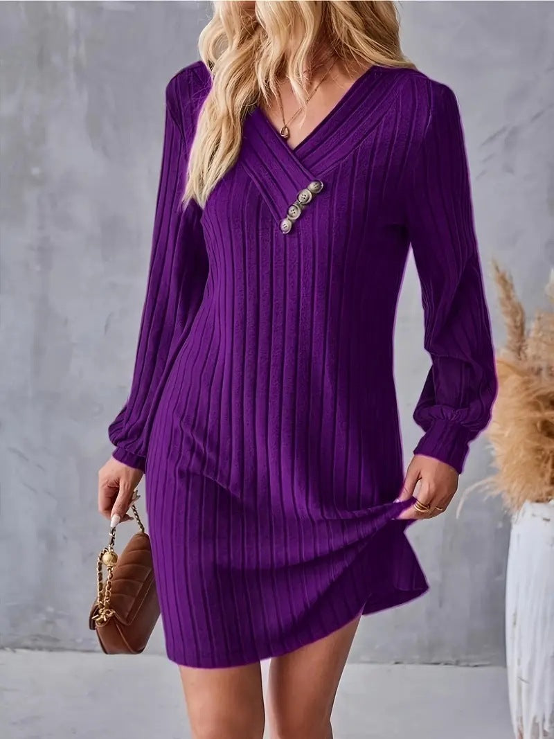 Robe tube pour femmes avec un élégant décolleté en V et des boutons décoratifs Chic und Stil