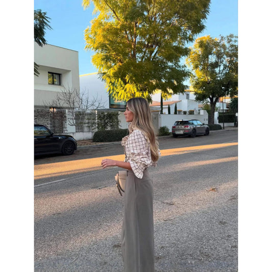 Blouse à carreaux pour femmes avec détails volantés et fermeture à boutons Chic und Stil