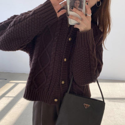 Cardigan en tricot épais pour femmes avec détails en bouton et motif en torsades Chic und Stil