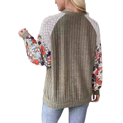 Pull femme à la forme ludique avec un design de manches florales Chic und Stil