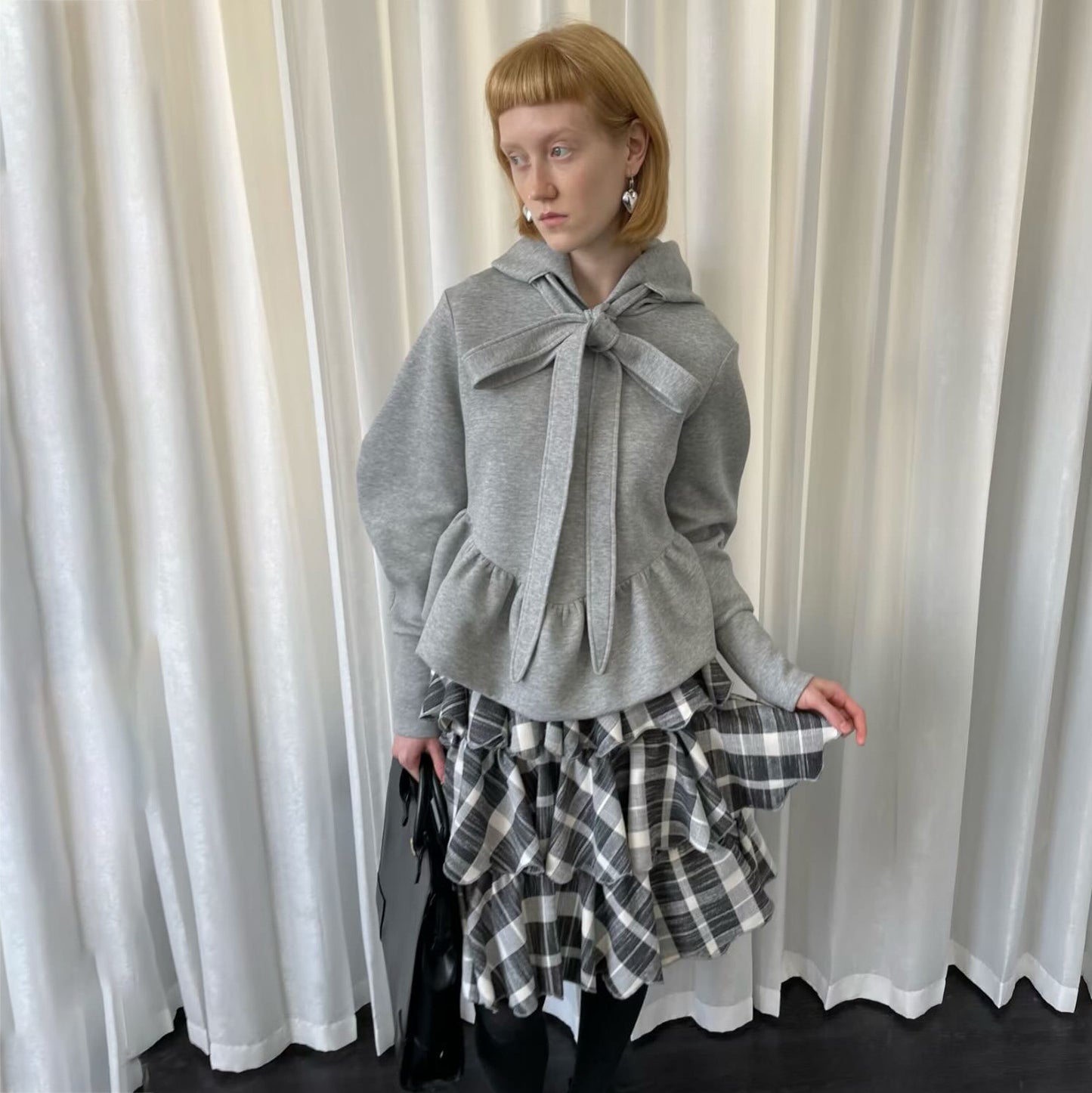 Pull femme avec détail de cravate et volants Chic und Stil