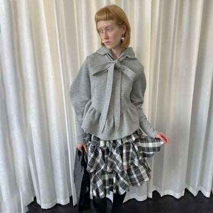 Pull femme avec détail de cravate et volants Chic und Stil
