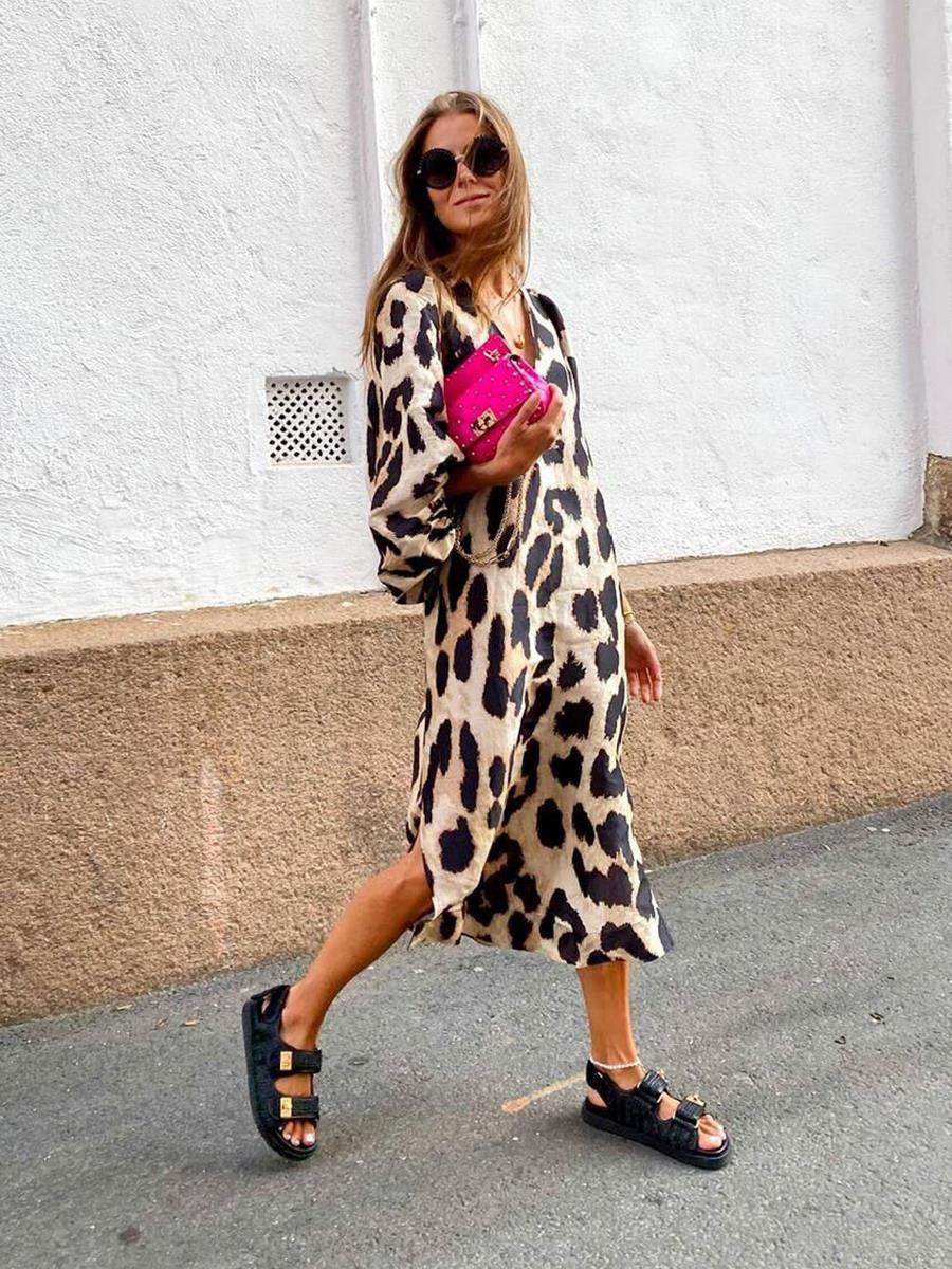 Robe mi-longue élégante pour femme en léopard avec décolleté en V et manches larges Chic und Stil