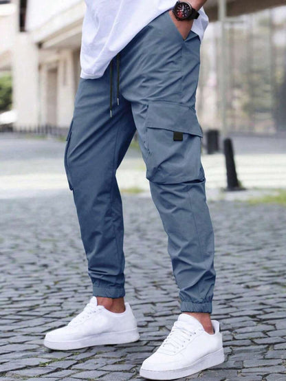 Pantalon cargo pour hommes avec des poches zippées pratiques et une taille élastique Chic und Stil