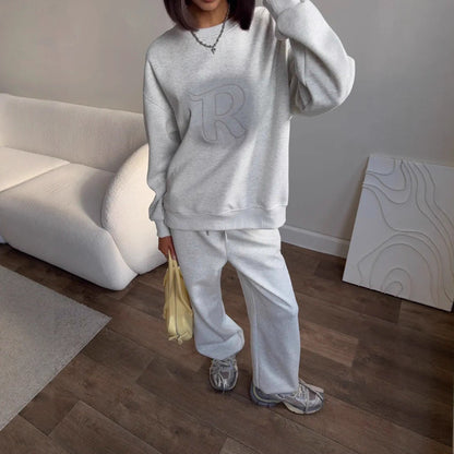 Casual outfit for women with oversized sweatshirt and comfortable pants Chic and Style