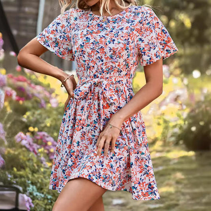 Robe midi à fleurs pour femmes avec lien à la taille et ourlet ondulant Chic und Stil