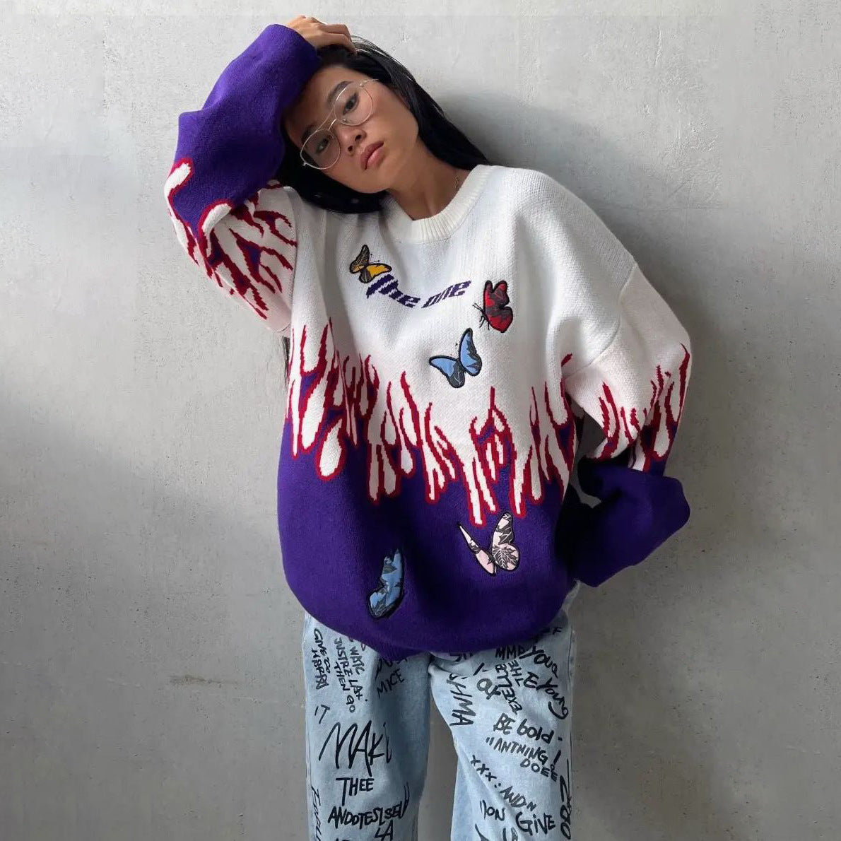 Pull en gros tricot pour femmes avec un design unique de flammes et de papillons Chic und Stil