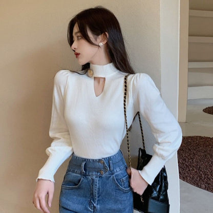 Pull élégant pour femmes avec décolleté en V et patte de boutonnage décorative Chic & Stil