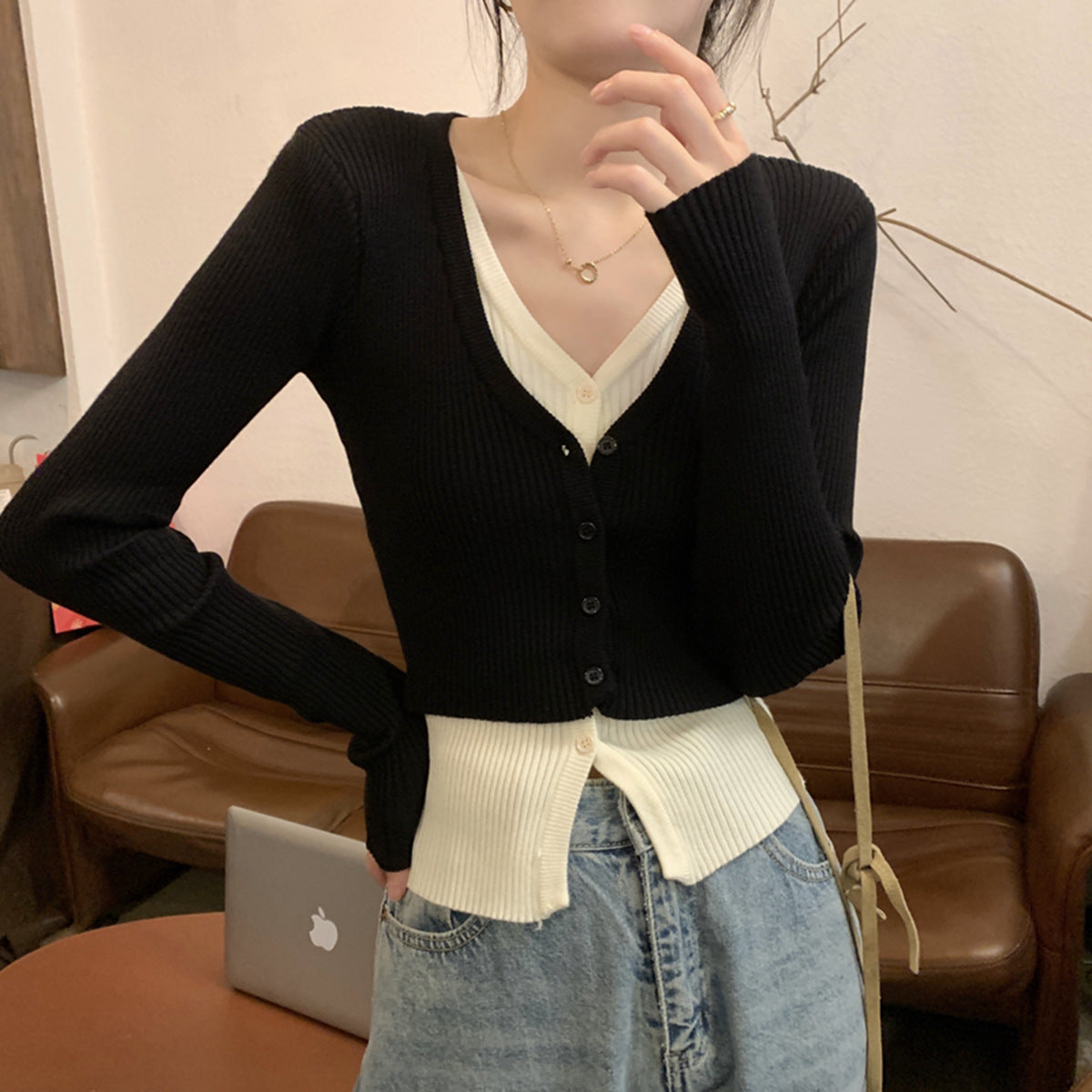 Dames Cardigan cropped avec motif à côtes fin et décolleté en V Chic und Stil