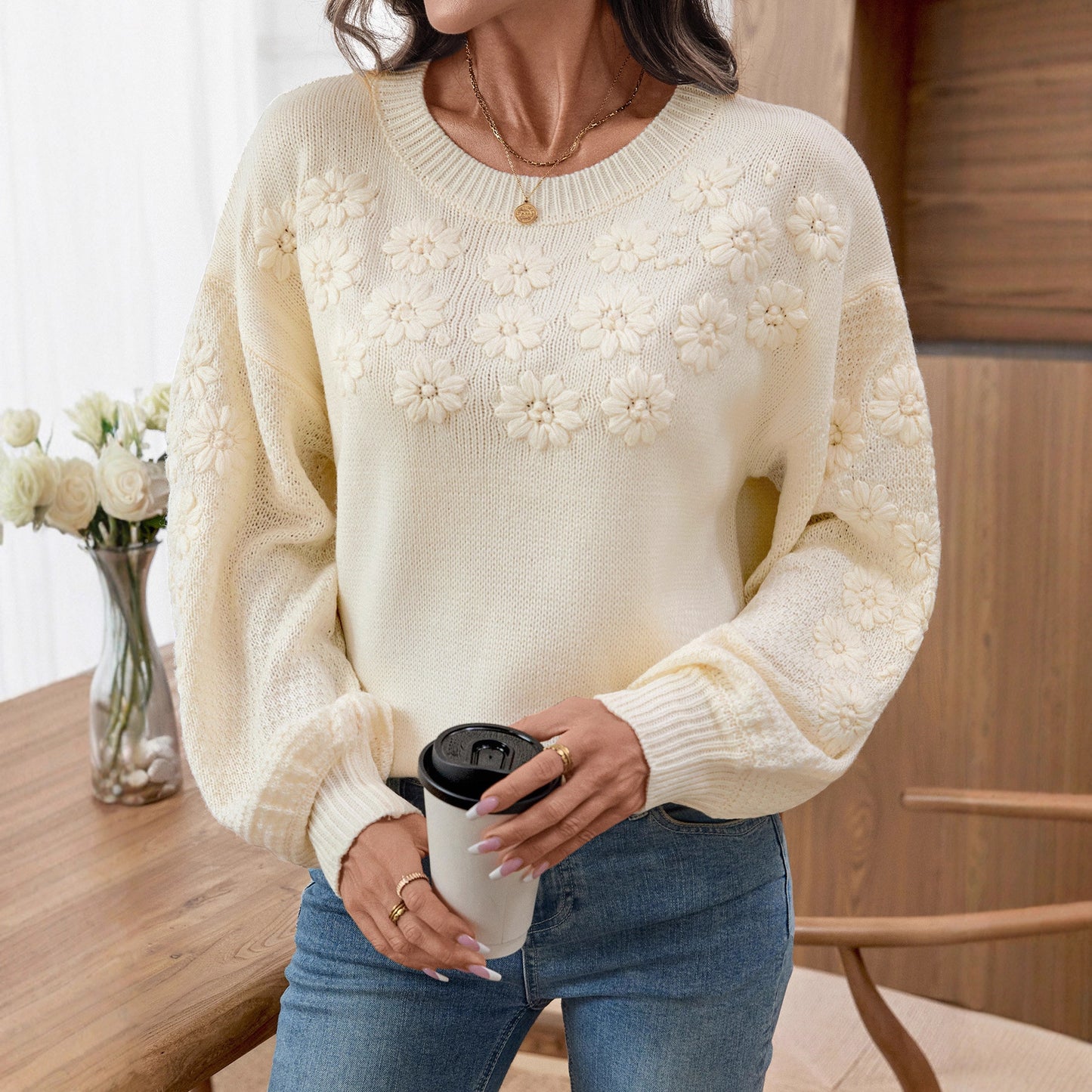 Pull femme à la mode avec broderies florales et manches structurées Chic und Stil