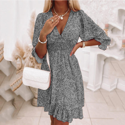 Robe mini à fleurs à taille froncée Chic und Stil