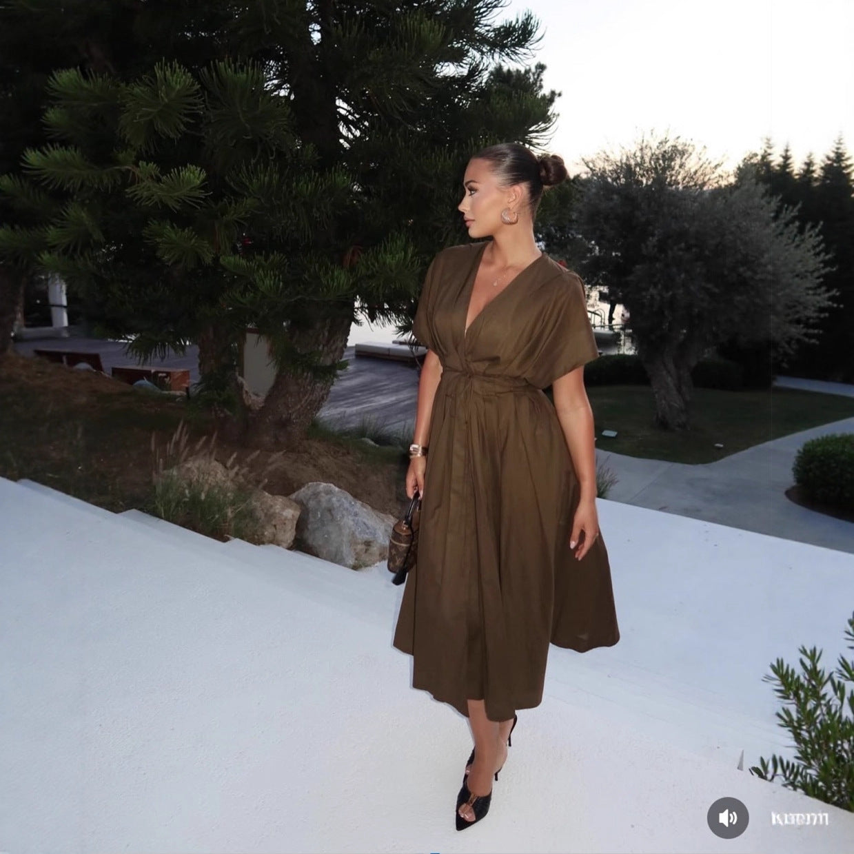 Robe midi pour femmes avec un élégant effet wrap et une coupe fluide Chic und Stil