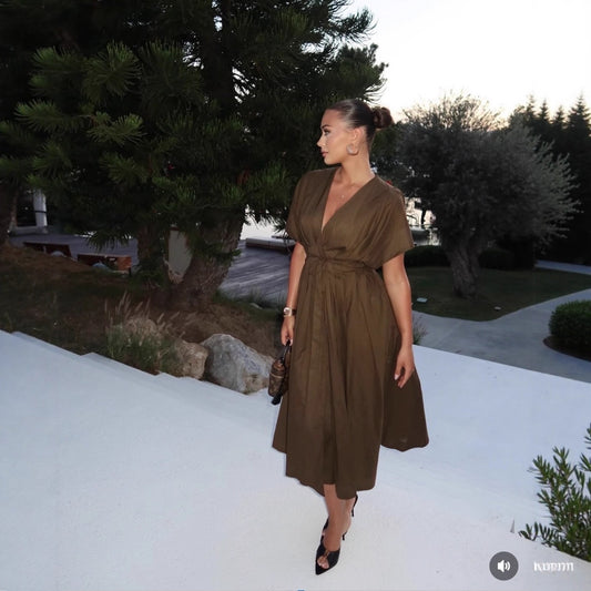 Robe midi pour femmes avec un élégant effet wrap et une coupe fluide Chic und Stil