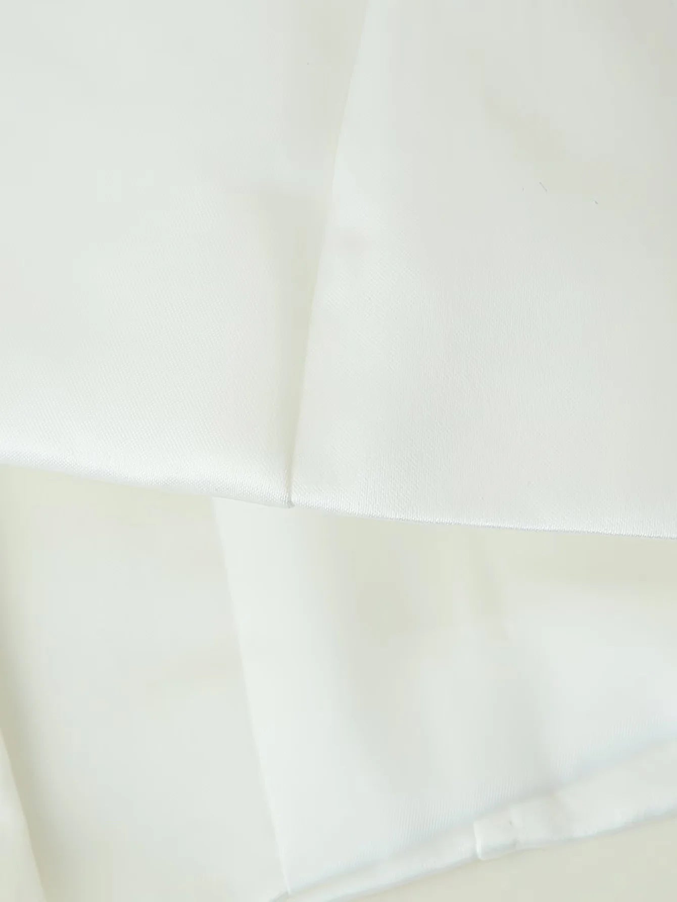 Blouse cintrée pour femmes avec des détails de boutons modernes et un col montant Chic und Stil
