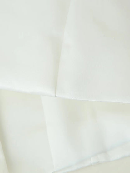 Blouse cintrée pour femmes avec des détails de boutons modernes et un col montant Chic und Stil