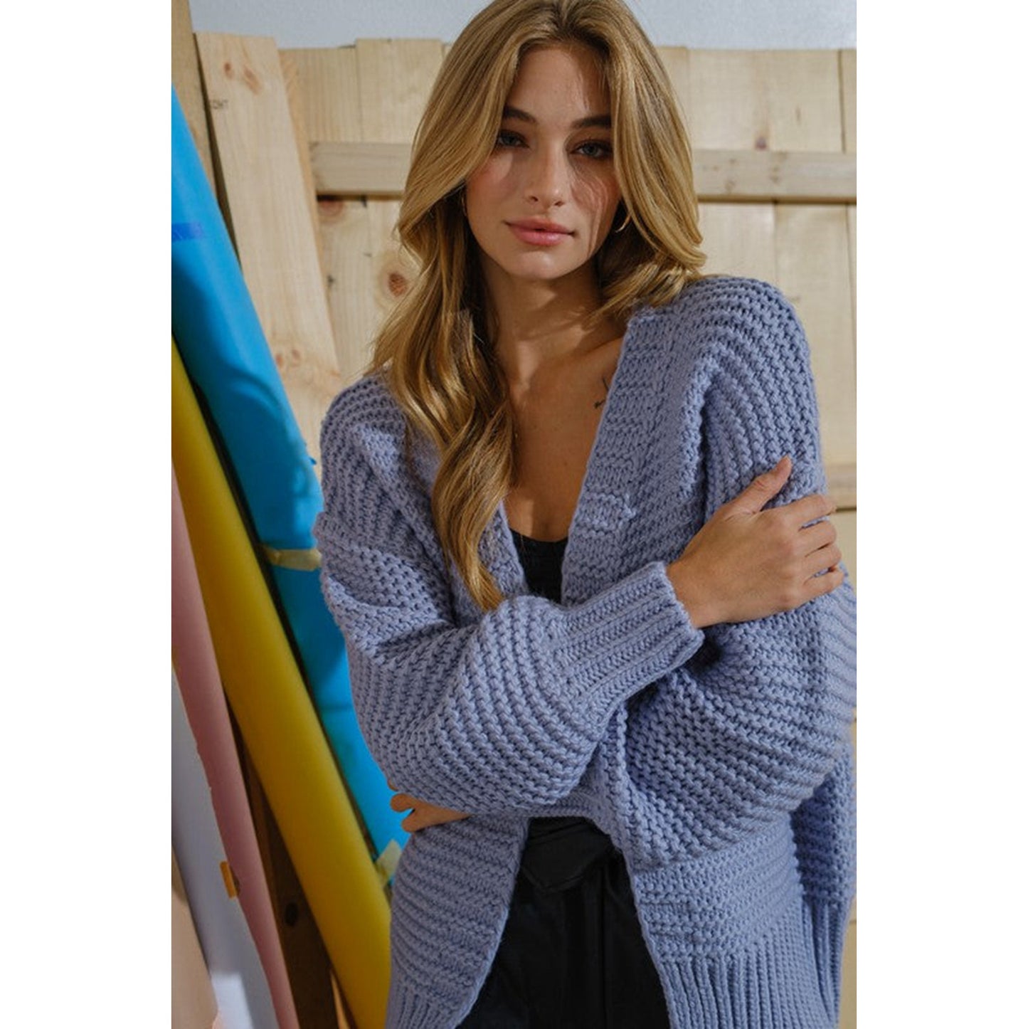 Dames gilet en tricot confortable avec un design avant ouvert et un motif structuré tendance Chic und Stil