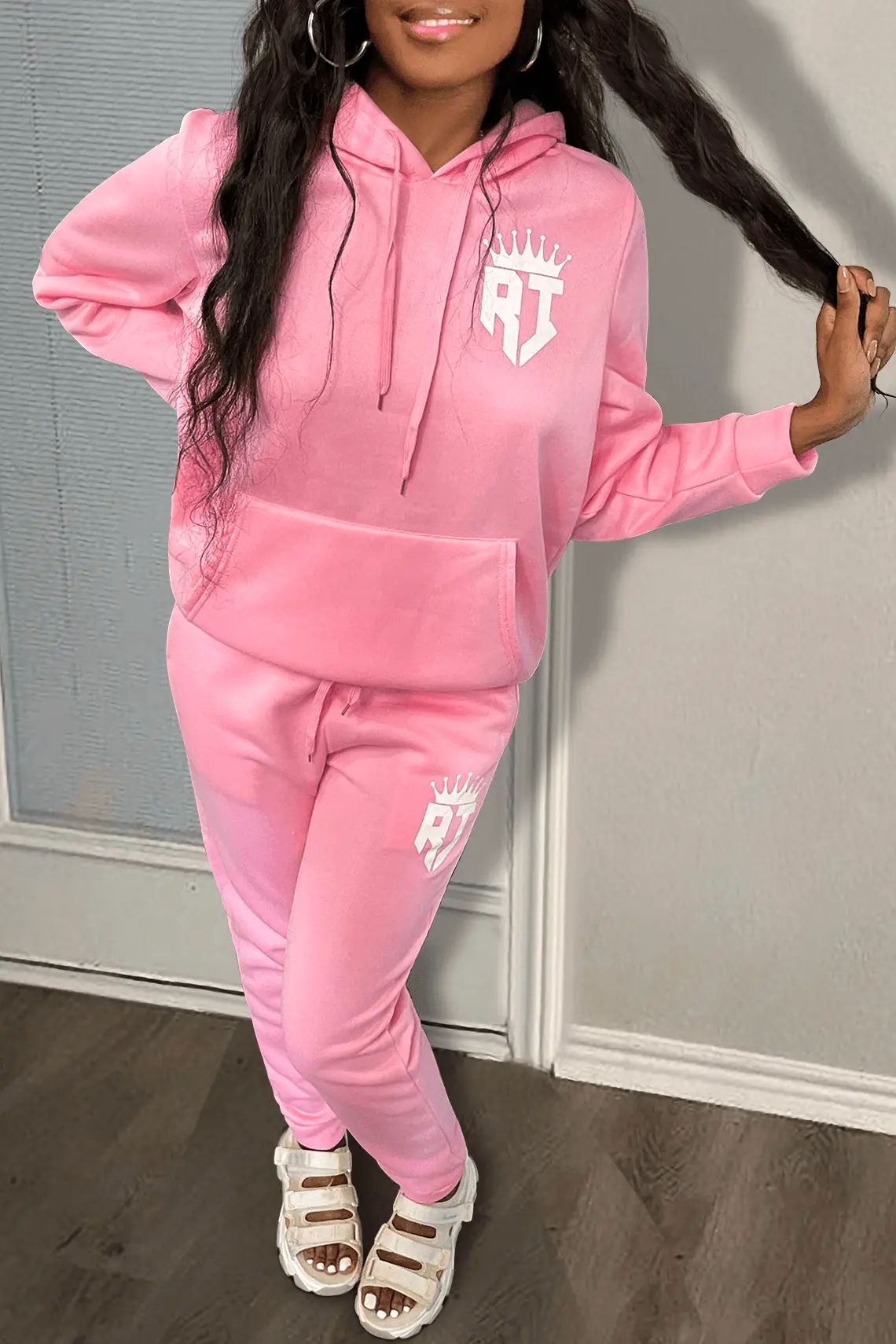 Cozy hoodie and jogger pants set for women with a practical kangaroo pocket design Chic und Stil