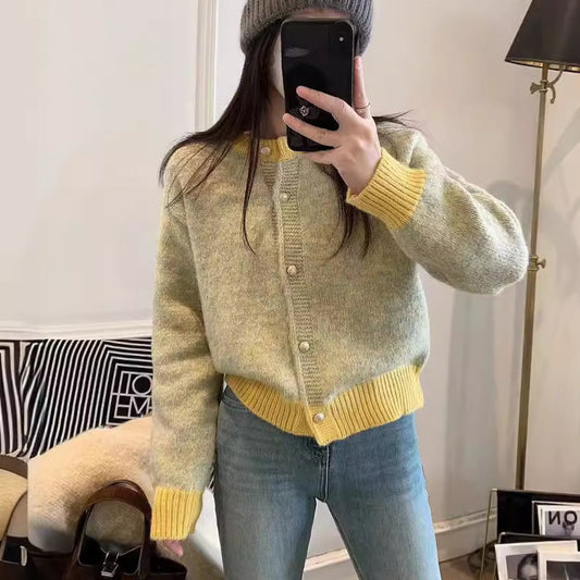 Cardigan tricoté pour dames avec des boutons décoratifs en perles Chic und Stil