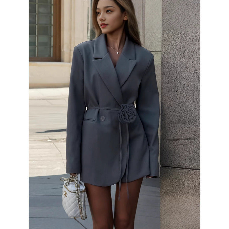 Robe blazer ajustée pour dames avec détail de ceinture florale Chic und Stil