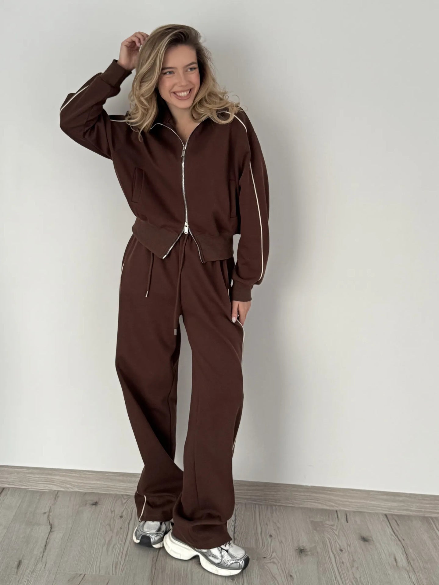 Costume de loisirs tendance pour femmes avec fermeture éclair haute et poches pratiques Chic und Stil