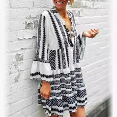 Robe portefeuille décontractée pour femmes avec des manches volumineuses et un motif graphique Chic und Stil