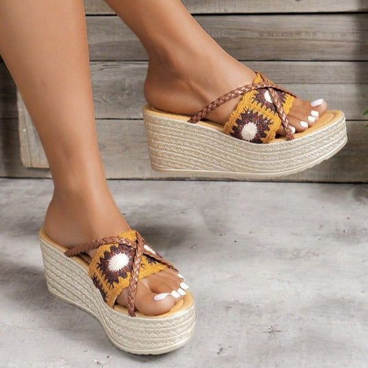 Sandales compensées tendance pour dames avec une sangle tressée et un lit de pied confortable Chic und Stil
