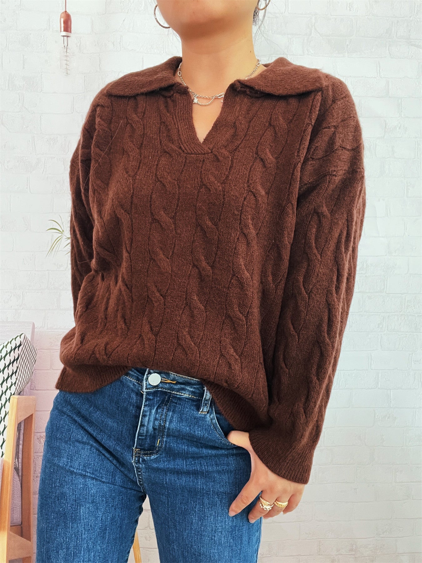 Pull en grosse maille pour femmes avec un design de tresses colorées et un col classique Chic und Stil