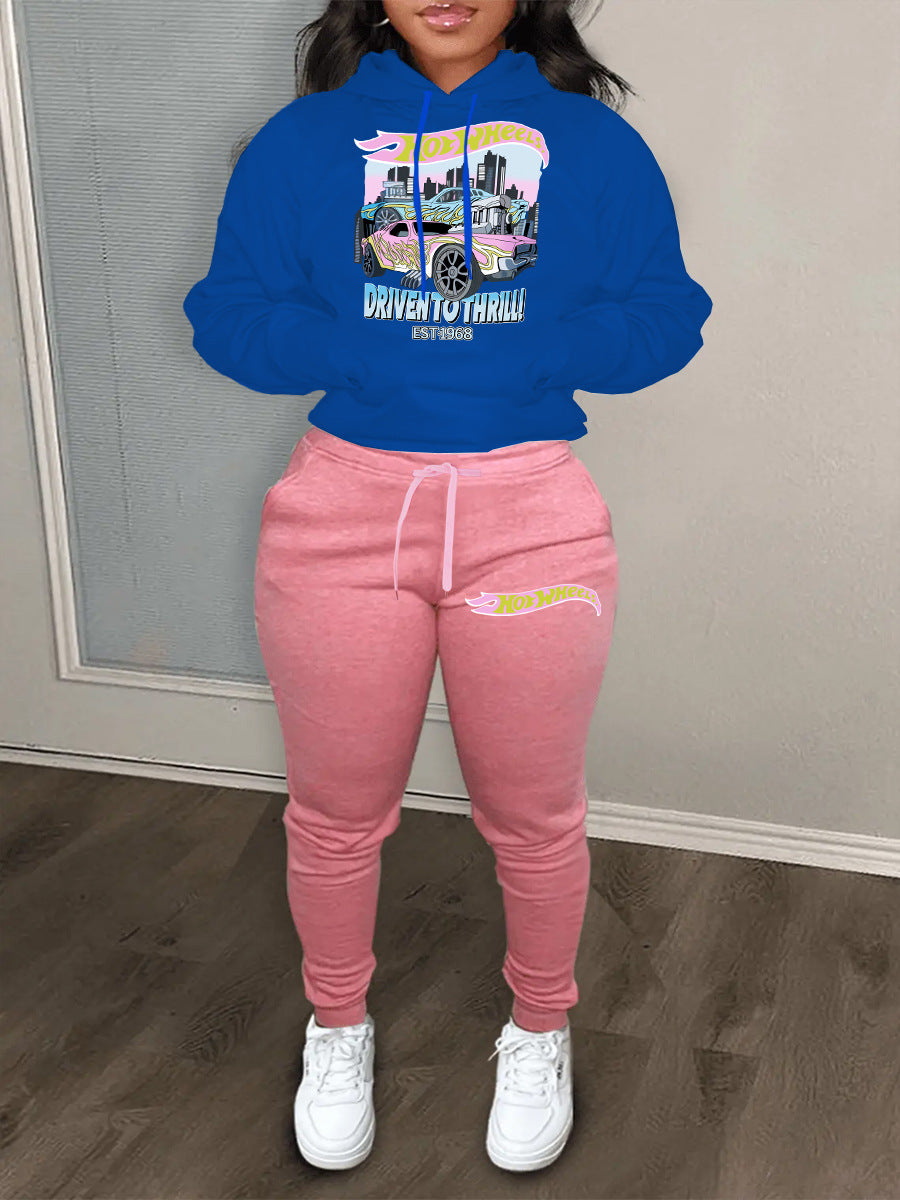 Comfortable hoodie and jogger pants set for women with striking car pattern Chic und Stil