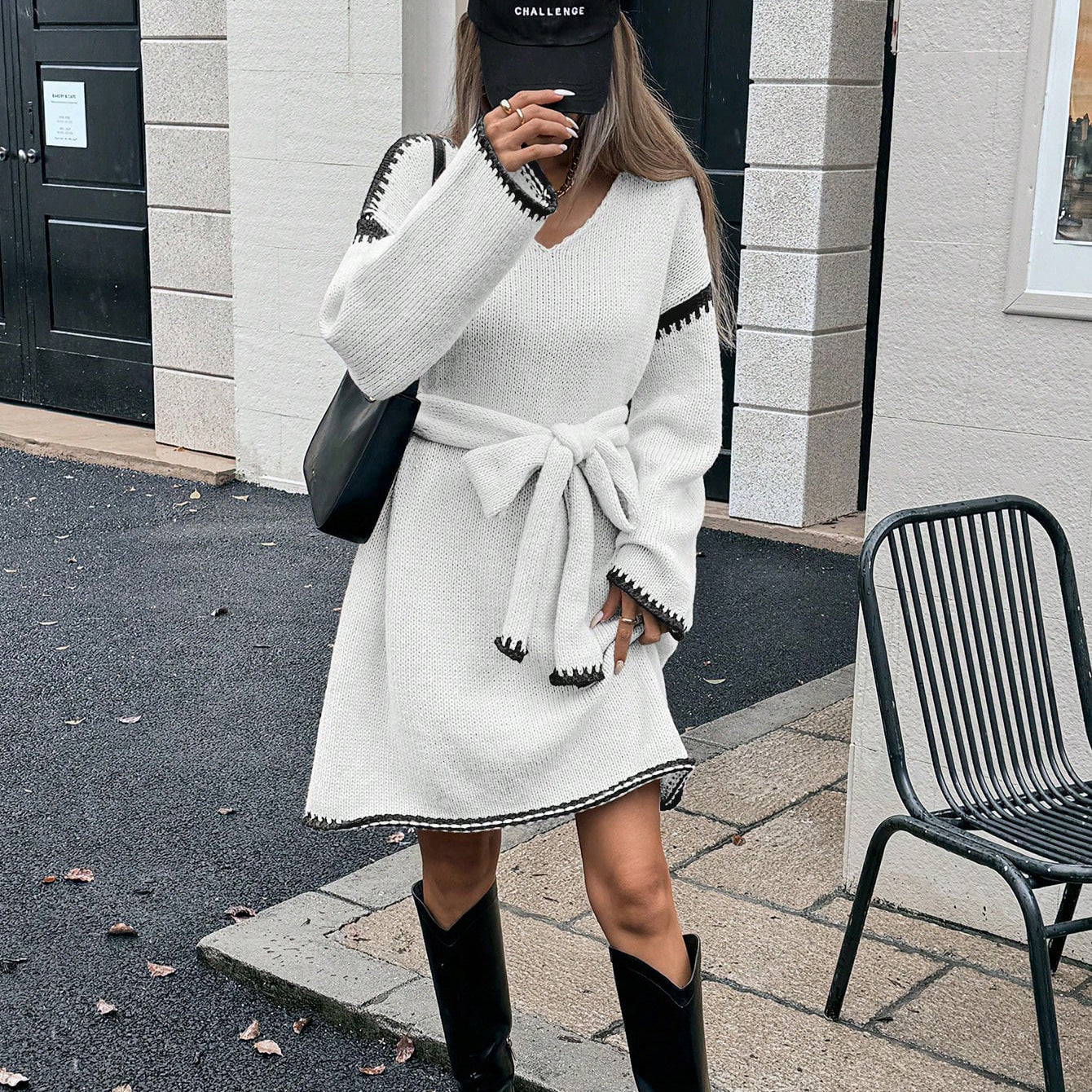 Robe tricotée pour femmes avec ceinture et détails contrastés Chic und Stil
