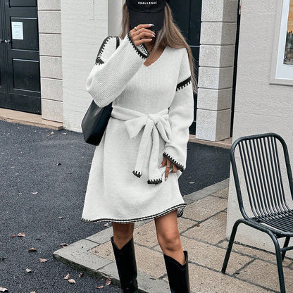 Robe tricotée pour femmes avec ceinture et détails contrastés Chic und Stil