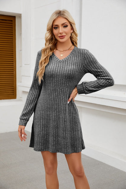 Robe tricot ajustée pour dames avec décolleté en V et finition côtelée fine Chic und Stil