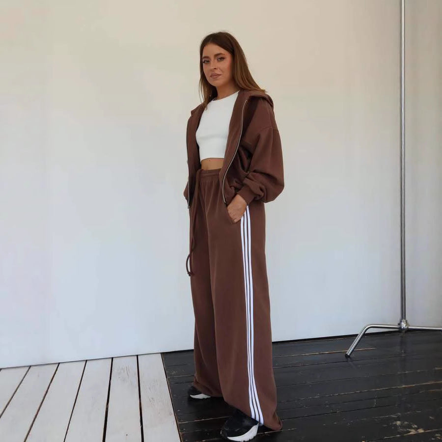 Sporty loungewear set for women with short jacket and comfortable jogger pants Chic and Style