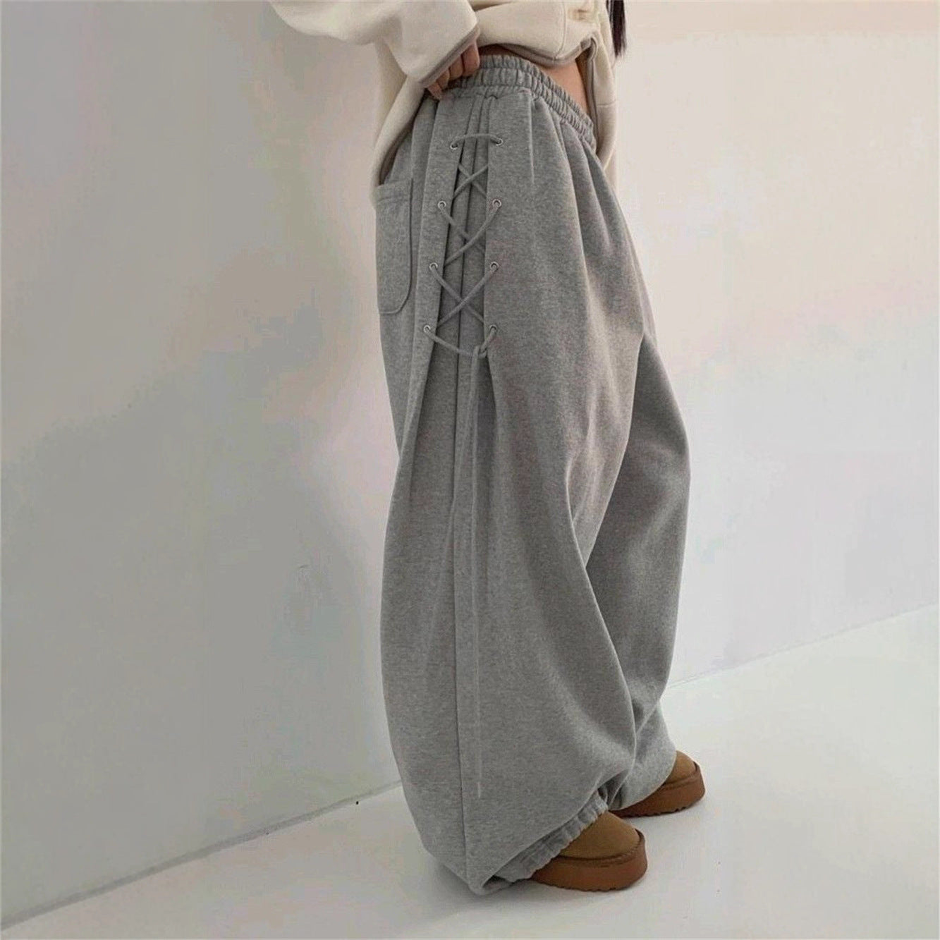 Casual women's drawstring pants with wide leg and side pockets Chic and Style