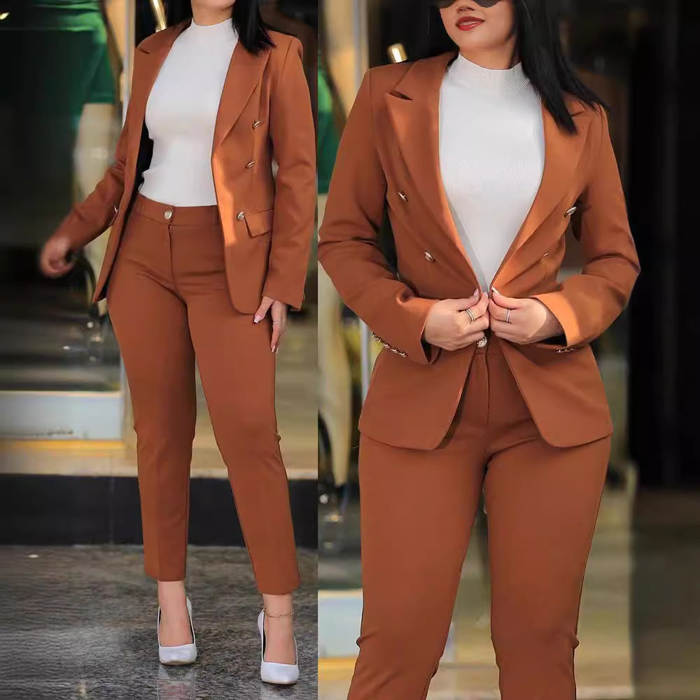 Dames costume d'affaires élégant et stylé avec double boutonnage et coupe cintrée Chic und Stil