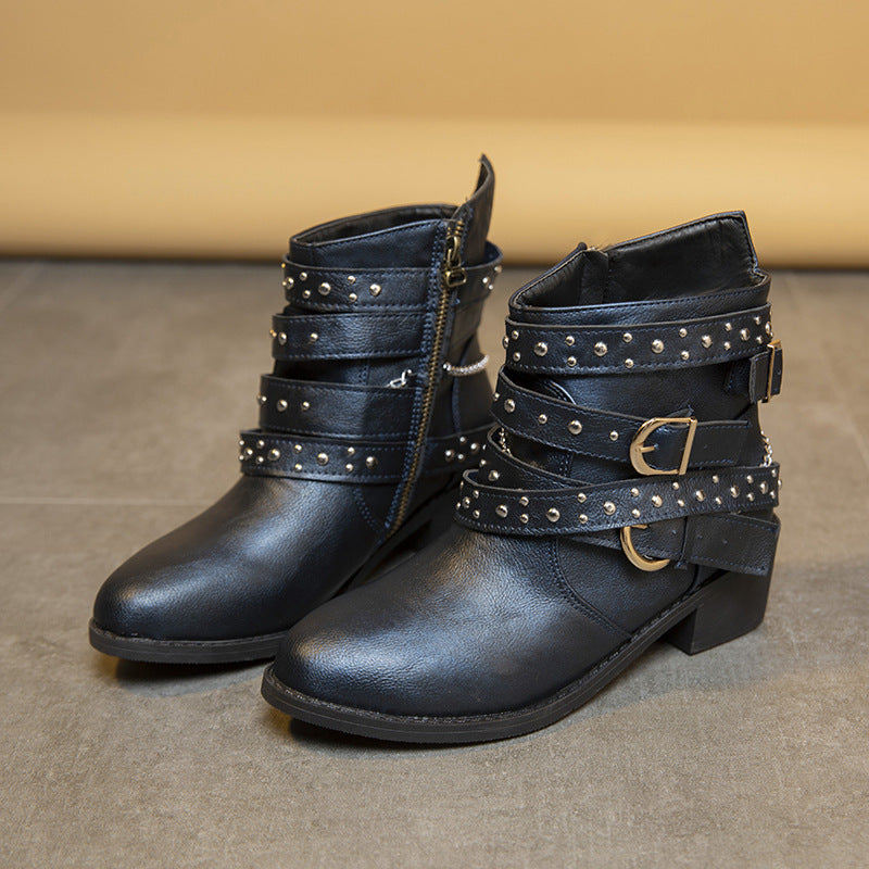Bottines féminines tendance avec des bandoulières décorées et des éléments en chaîne Chic und Stil