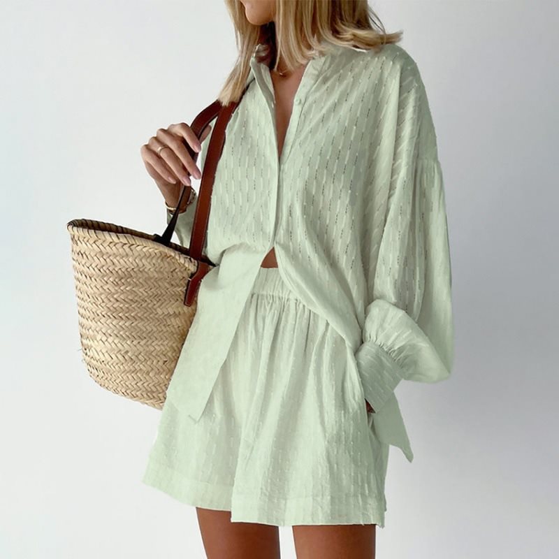 Chemise décontractée oversize pour femmes avec structure et shorts courts Chic und Stil