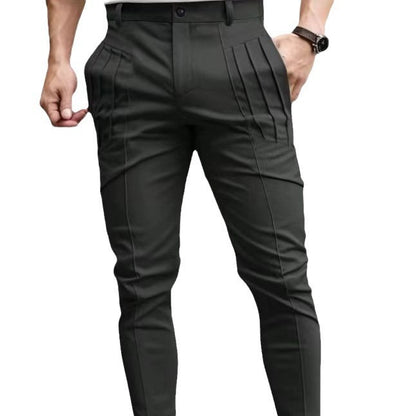 Stylish chino pants for men with modern pleats from Chic und Stil