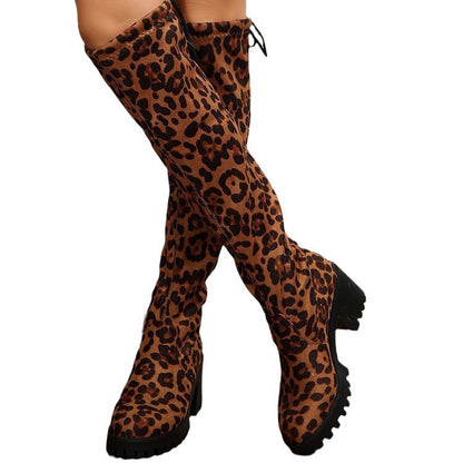 Bottes au-dessus du genou pour femmes avec un motif léopard à la mode et un talon bloc robuste Chic und Stil