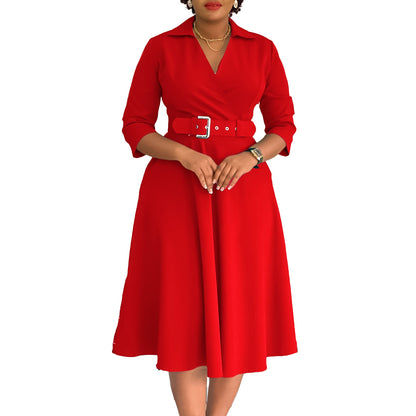 Robe portefeuille pour femmes avec ceinture cintrée et jupe évasée Chic und Stil