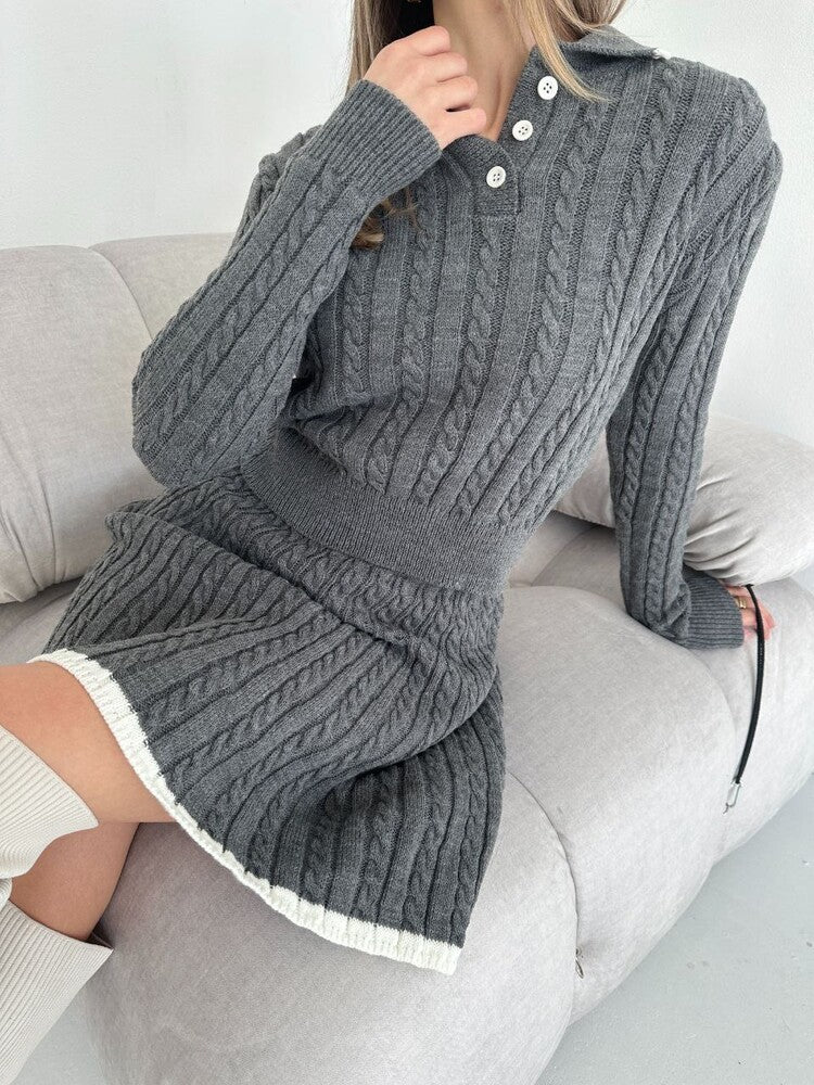 Robe en tricot pour femmes avec élégante patte de boutonnage et décolleté en V Chic und Stil