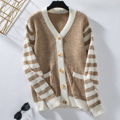 Veste en tricot à la mode pour femmes avec un motif de côtes décoratif et des rayures Chic und Stil