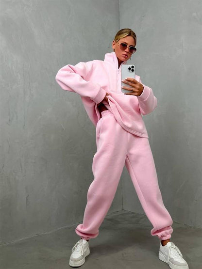 Chic und Stil women's sporty fleece sweatshirt set and high-neck jogging pants